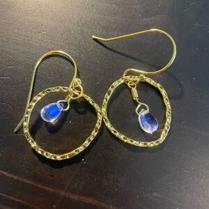 Hammered hoop drop earrings with acrylic stone NWOT